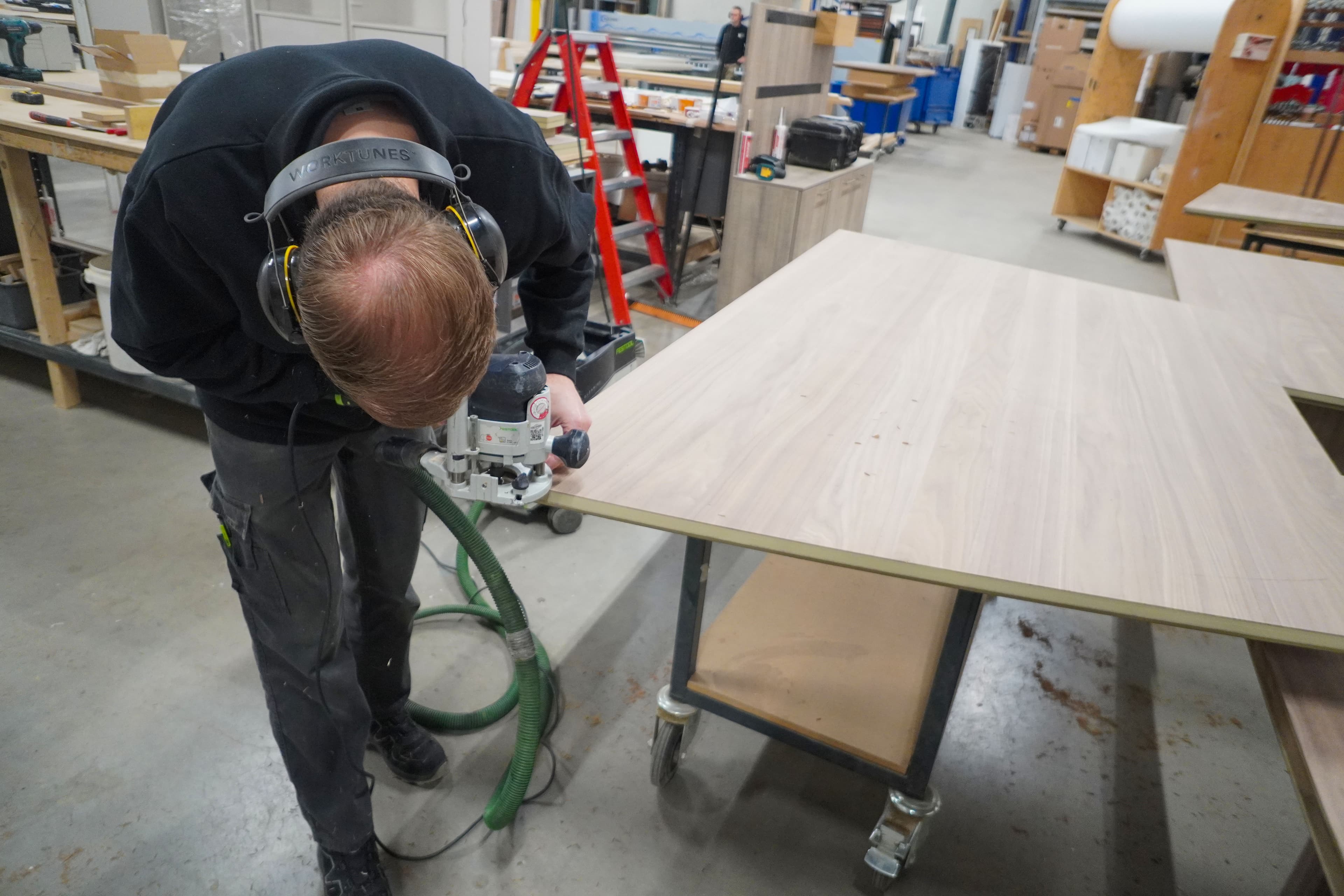 Vakman aan het werk in de werkplaats van Van den Berg Interieurbouw