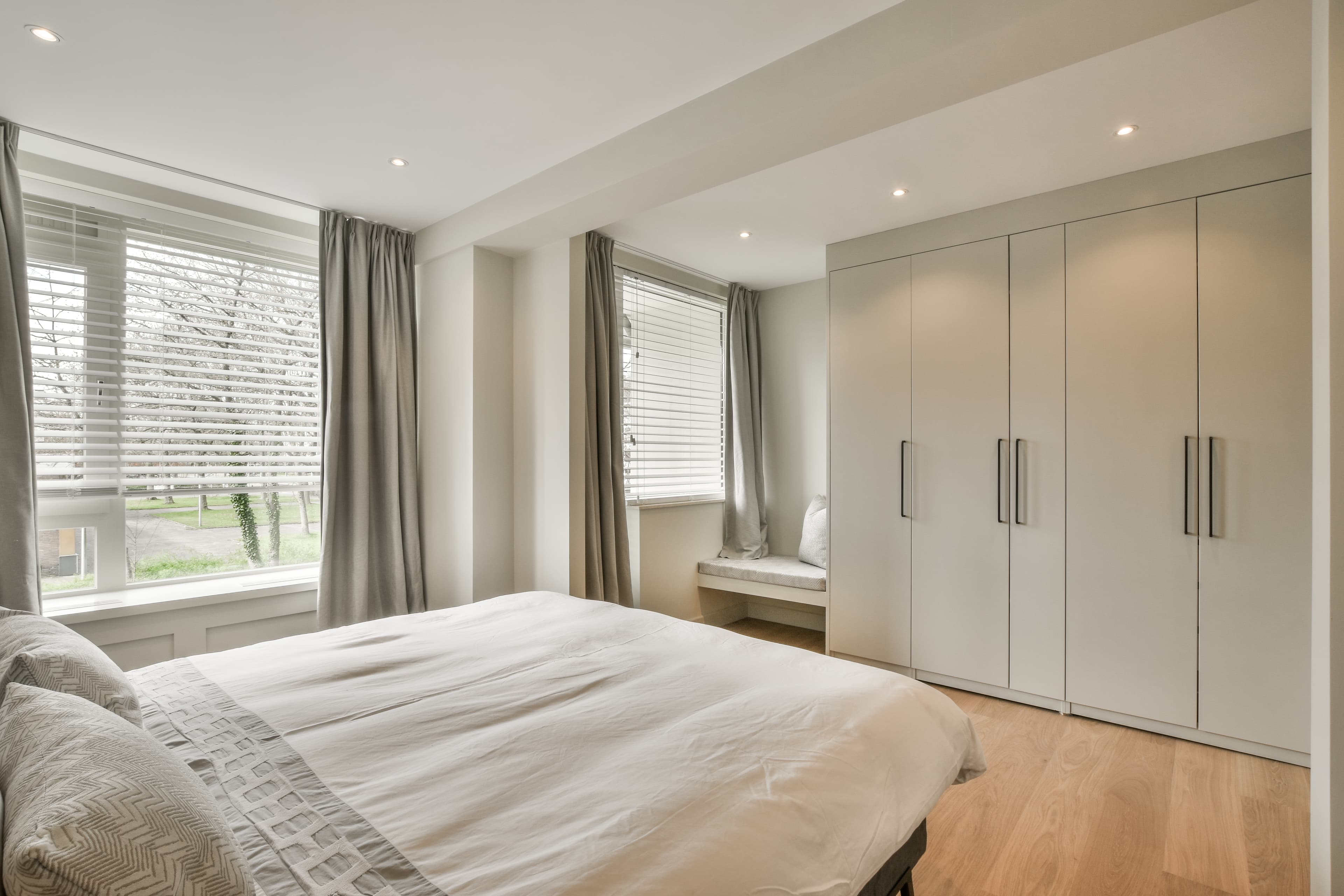 Standaard kledingkast in lichte slaapkamer